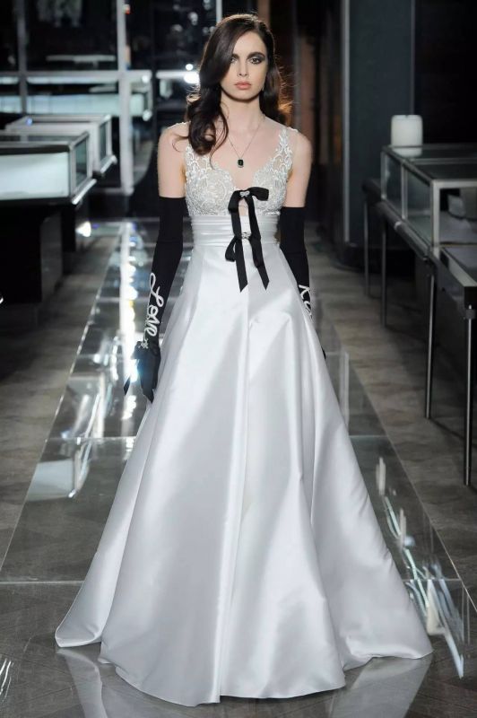 打破传统的“黑与白”婚纱，Reem Acra