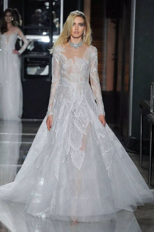 打破传统的“黑与白”婚纱，Reem Acra