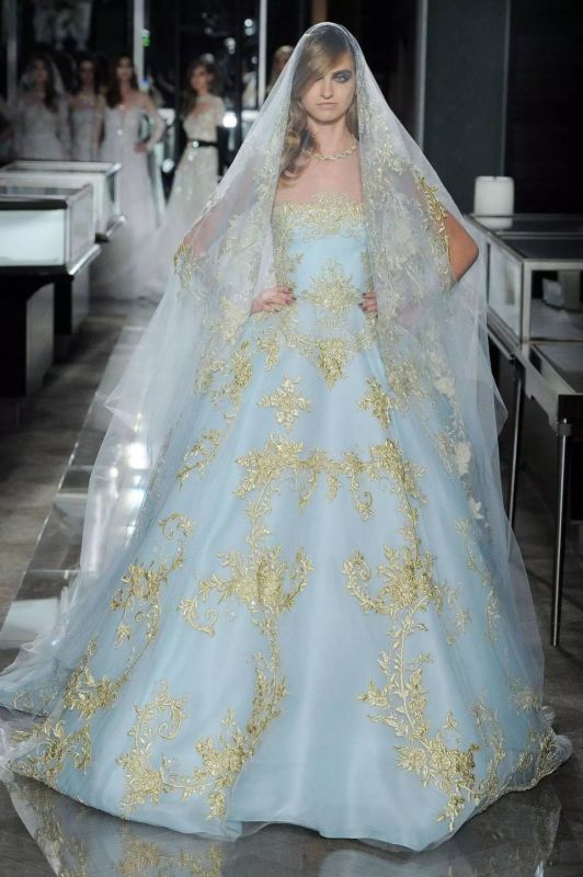 打破传统的“黑与白”婚纱，Reem Acra